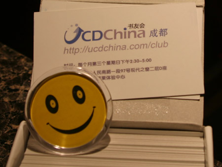 想知道如何联系我们，请拿一张UCD书友会·成都 的联系卡